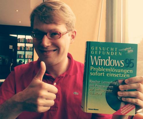 Lennart, développeur principal de systemd, posant avec son livre préféré