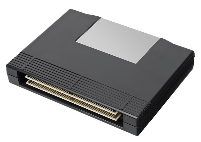 Une cartouche contenant les ROMs d’un jeu